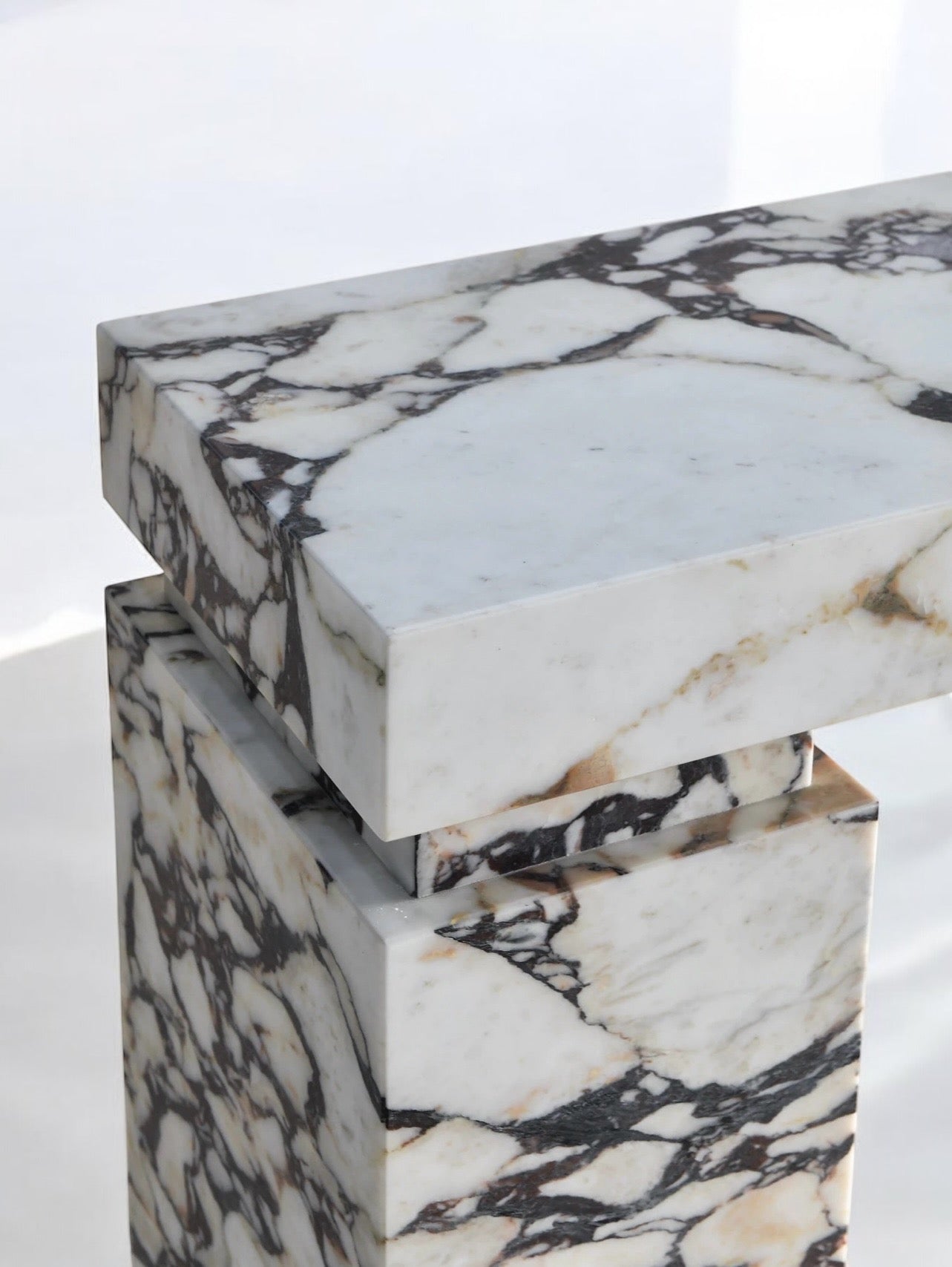 MELIA CONSOLE IN CALACATTA MARBLE