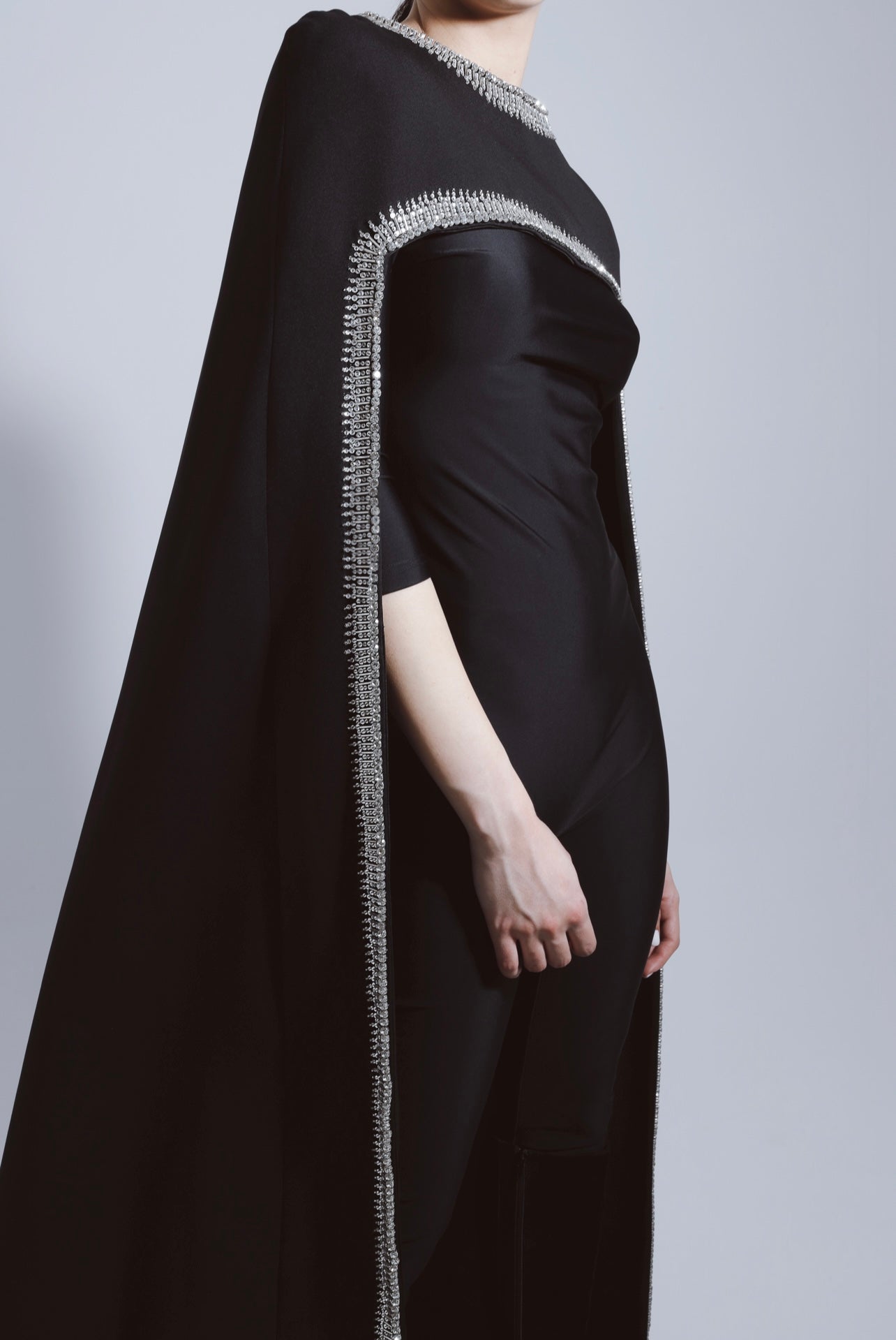 Cape noire longue sertie de cristaux