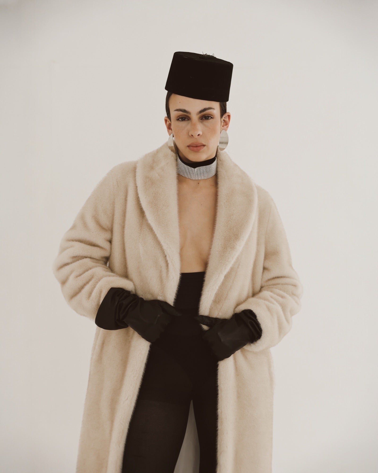 Manteau en fausse fourrure beige