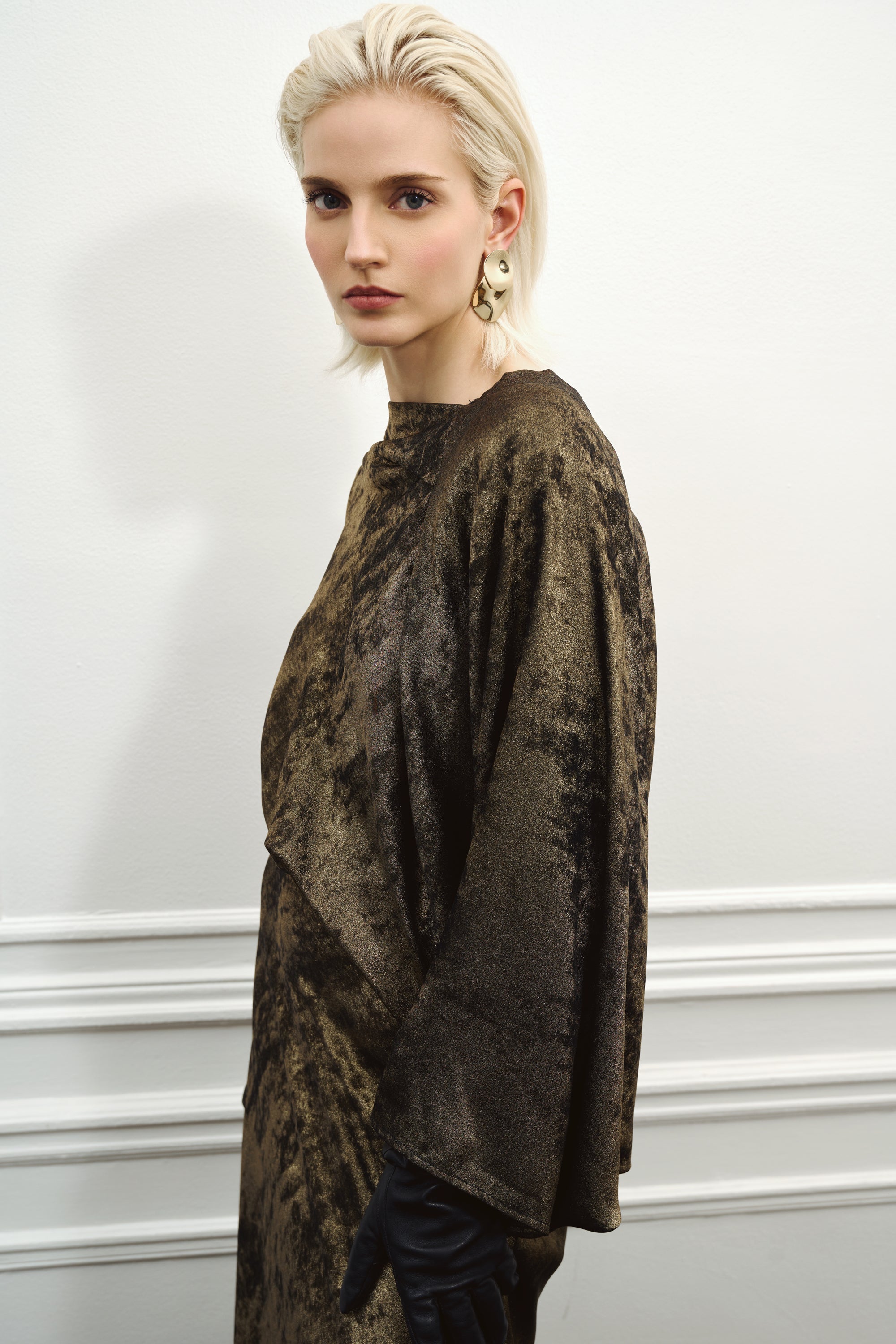 Robe longue asymétrique en lamé doré