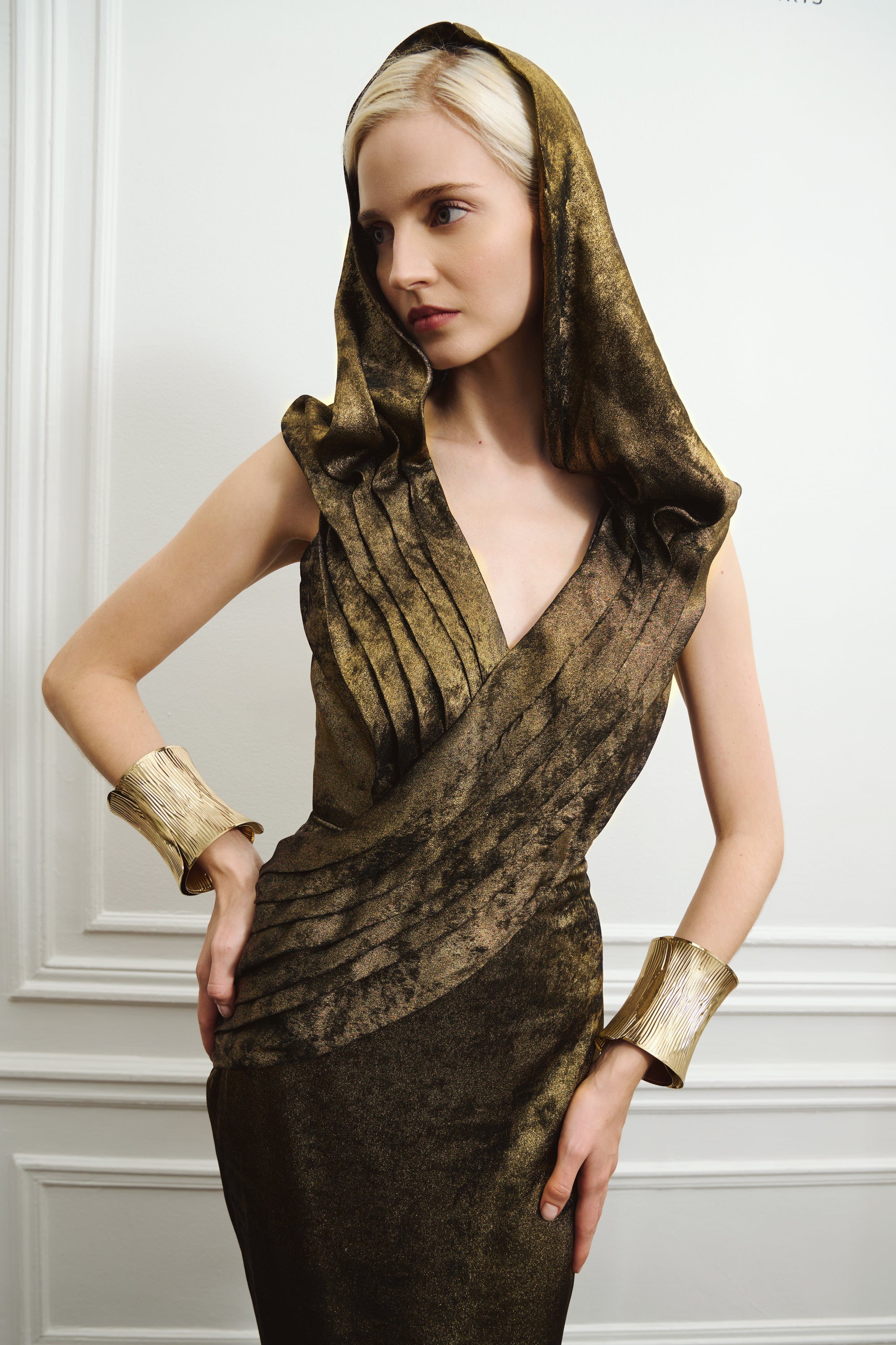 Robe longue plissée à capuche