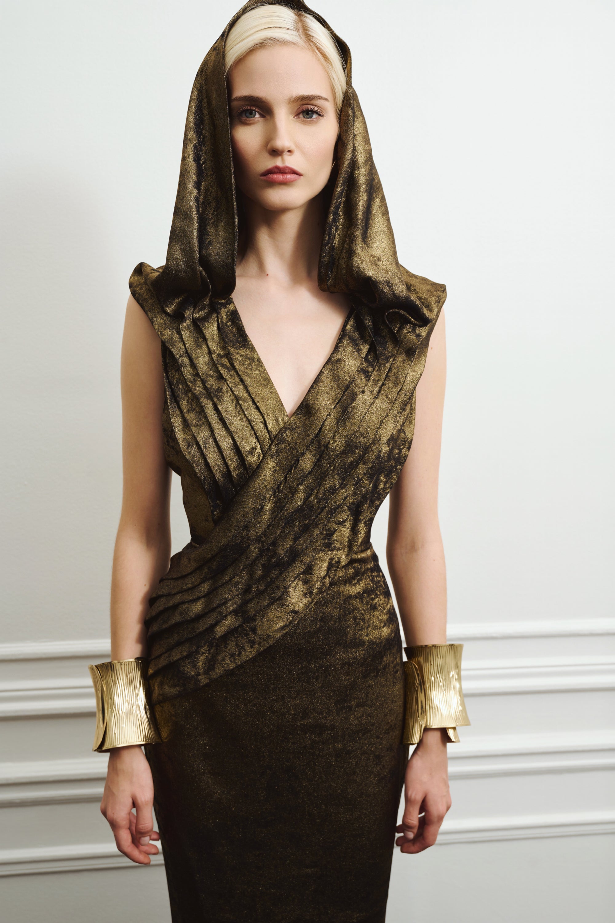 Robe longue plissée à capuche