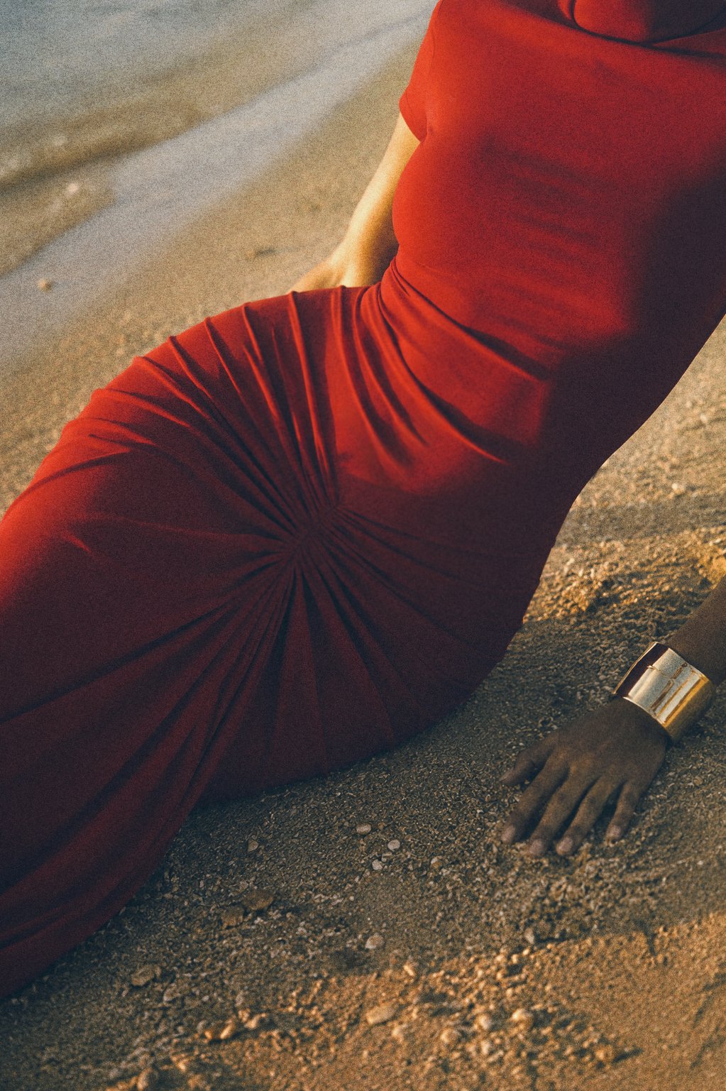THE SCUPLT DRESS IN RED