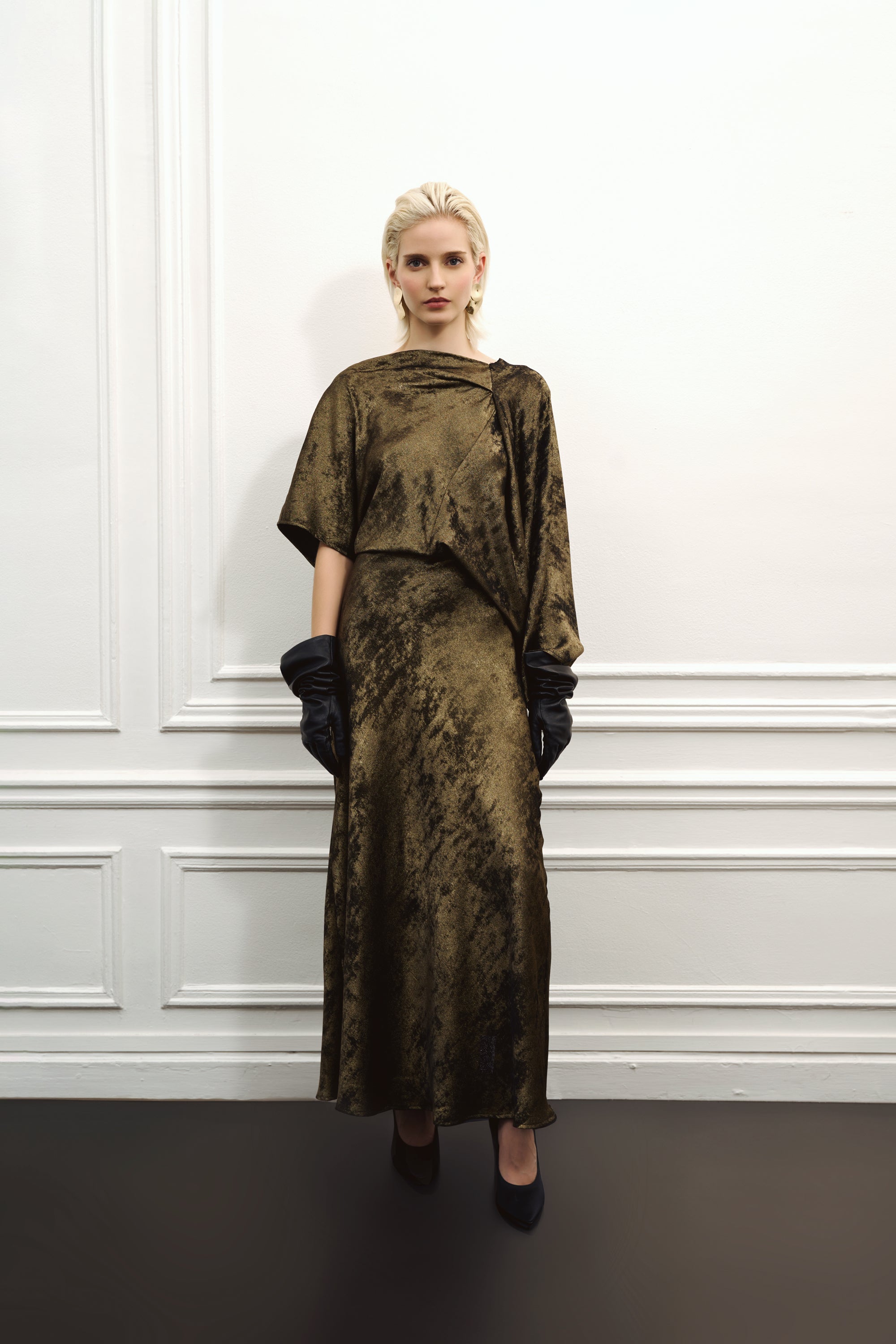 Asymmetrical long dress in golden lamé